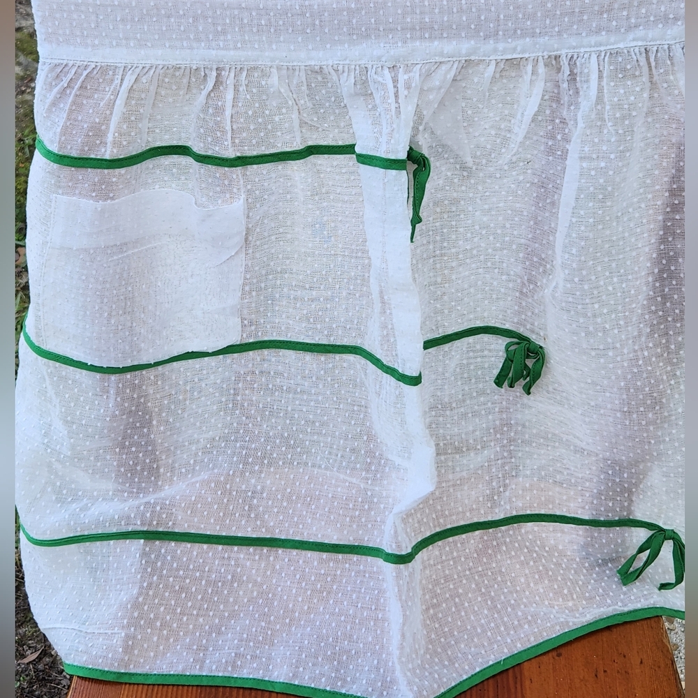 WHITE POLKA DOT TEXTURED VINTAGE APRON